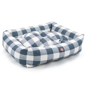 Op de afbeelding: Een blauw en wit geruit hondenbed met een verhoogde rand en een gevoerd midden.