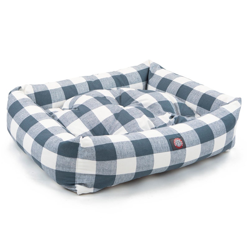 Op de afbeelding: Een blauw en wit geruit hondenbed met een verhoogde rand en een gevoerd midden.
