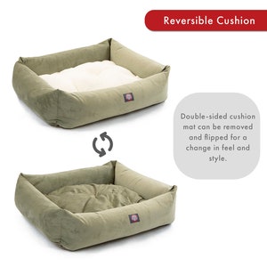 Puede incluir: Cama reversible para perros de color verde con un coj&iacute;n extra&iacute;ble. El coj&iacute;n se puede voltear para cambiar la sensaci&oacute;n y el estilo.
