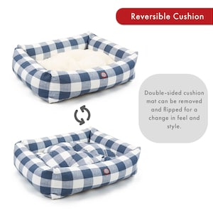 Op de afbeelding: Een blauw en wit geruit hondenbed met een uitneembaar kussen. Het kussen is omkeerbaar, zodat je kunt kiezen uit twee verschillende patronen. "Reversible Cushion" staat in rood bovenaan de afbeelding. "Double-sided cushion mat can be removed and flipped for a change in feel and style." staat in witte tekst op een grijze achtergrond.