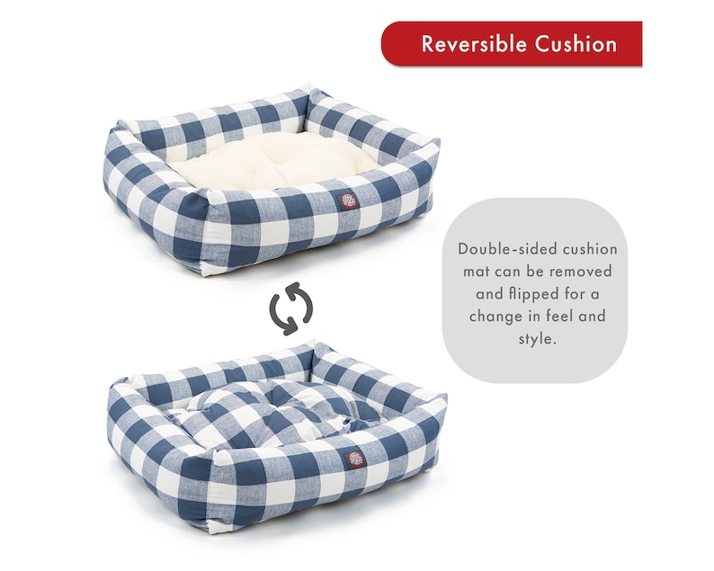 Op de afbeelding: Een blauw en wit geruit hondenbed met een uitneembaar kussen. Het kussen is omkeerbaar, zodat je kunt kiezen uit twee verschillende patronen. "Reversible Cushion" staat in rood bovenaan de afbeelding. "Double-sided cushion mat can be removed and flipped for a change in feel and style." staat in witte tekst op een grijze achtergrond.