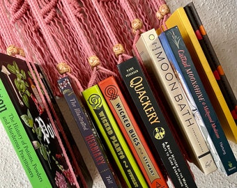 Estantería colgante de macramé para libros, estantería única para libros, estantería colgante con nudos y diseño de hojas, regalo perfecto, lista para enviar.
