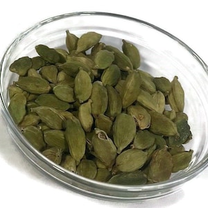 Whole or Ground Green Cardamom, Sourced from Jordan, Available in Different Sizes