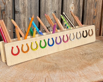 Stifteheld "Hufeisen", Stiftehalter Montessori für Kinder, Kindergartenausstattung, Regenbogen