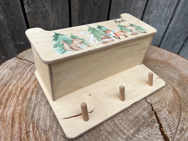 Kindergarderobe Waldfreunde mit Ablagebox aus Holz, personalisierte Kindergarderobe mit Mützenfach, Kindergarderobe mit Namen, Geschenk Kind, personalisierte Garderobemit Fuchs Bär Hase Eichhörnchen und Namen