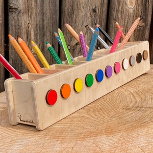 Stifteheld Regenbogen, Stiftehalter Montesorri für Kinder, Geschenk Kindergartenkind, Schreibtischorganizer Kind Bild 1