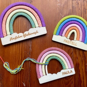 Namensschild Regenbogen Kreative Personalisierung: Bastle dein eigenes Namensschild aus Wolle und Holz - inklusive Werkzeug und Anleitung