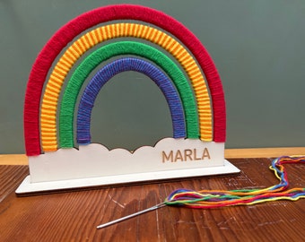 Regenboog Naamplaatje: Creatief Personaliseren: Maak je eigen naamplaatje van wol en hout - inclusief gereedschap en instructies