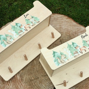 Kindergarderobe Waldfreunde mit Ablagebox aus Holz, personalisierte Kindergarderobe mit Mützenfach, Kindergarderobe mit Namen, Geschenk Kind Bild 2