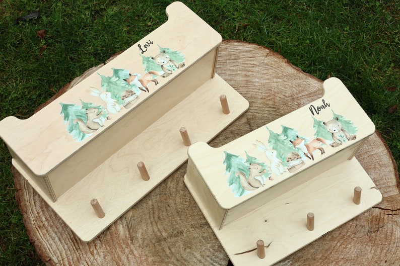 Kindergarderobe Waldfreunde mit Ablagebox aus Holz, personalisierte Kindergarderobe mit Mützenfach, Kindergarderobe mit Namen, Geschenk Kind Bild 2