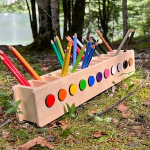 Stifteheld Regenbogen, Stiftehalter Montesorri für Kinder, Geschenk Kindergartenkind, Schreibtischorganizer Kind Bild 3
