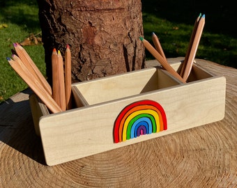 Schreibtischheld Regenbogen, personalisierter Stiftehalter für Kinder, Regenbogen
