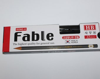 Może przedstawiać: Pudełko z 12 czarnymi ołówkami HB z etykietą "Fable" z tekstem "The highest quality for general use." Pudełko jest czerwone i białe z koreańskim tekstem i koreańską flagą.