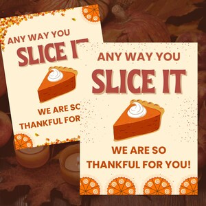Puede incluir: Dos tarjetas cuadradas con temática de Acción de Gracias. Cada tarjeta presenta una porción de pastel de calabaza con crema batida y el texto "ANY WAY YOU SLICE IT" y "WE ARE SO THANKFUL FOR YOU!" en una paleta de colores cálidos.