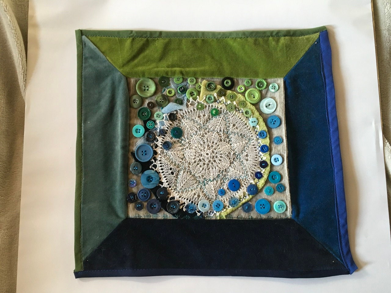 Tableau Velours, Dentelle, Bouton Carrée Caraïbe «