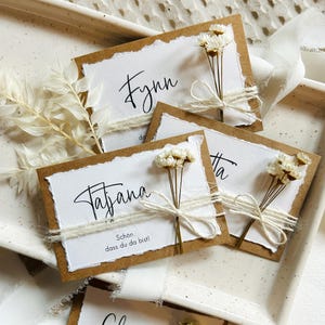 Platzkarten mit Trockenblumen – Personalisierte Namenskärtchen aus Kraftpapier, Tischkarten für Hochzeit & Taufe