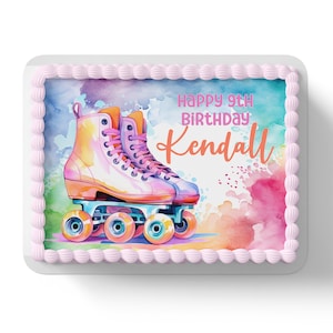 Könnte beinhalten: Ein Aquarell-Kuchentopper mit einem Paar rosa und gelber Rollschuhe. Der Text "Happy 9th Birthday Kendall" ist auf dem Topper geschrieben.