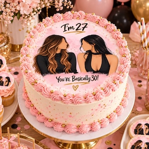 Peut inclure: Un gâteau rond au glaçage rose clair, décoré de bordures roses pochées et de perles dorées. Le dessus présente une illustration de deux silhouettes aux cheveux longs en haut noir, avec le texte I'm 27 et You're Basically 30! et un cœur doré.