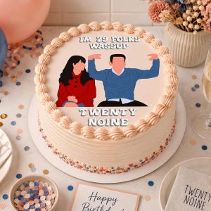 Könnte beinhalten: Ein runder Geburtstagskuchen mit hellbeiger Glasur und einem gespritzten Rand. Die Oberseite zeigt eine grafische Illustration von zwei Personen sowie den Text "IM 29 FOLKS WASSUP" und "TWENTY NOINE". Der Boden ist mit bunten Streuseln verziert.