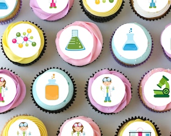 Pode incluir: Doze cupcakes decorados com imagens comestíveis redondas de ilustrações com tema científico. As imagens incluem um cientista, béqueres, moléculas, tubos de ensaio e um microscópio.