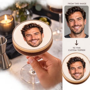 Könnte beinhalten: Ein runder, essbarer Cocktail-Topper mit einem hochauflösenden, farbigen Fotodruck eines lächelnden Mannes mit dunklem, welligem Haar und Bart, der dazu bestimmt ist, auf der Schaumkrone eines Getränks in einem gerippten Glas zu liegen.