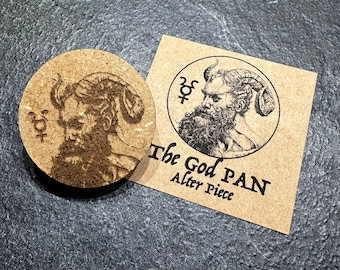 Può includere: Un pezzo d'altare in legno che rappresenta il dio Pan. Il pezzo è circolare e presenta un'incisione dettagliata della testa di Pan con corna e barba. Il testo "The God PAN Alter Piece" è stampato sul fondo del pezzo.