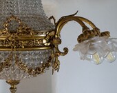 Lampadario Art Nouveau (Liberty) in cristallo, con paralumi in vetro opalino. | Lo Stile Italiano