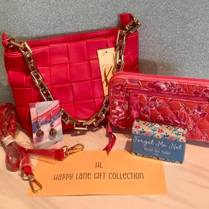 Colección de regalos Happy Lane ~ billetera con estampado "Hope Toile" retirada de Vera Bradley, NUEVO bolso tejido rosa, jabón hecho a mano y aretes ¡ENVÍO GRATIS!