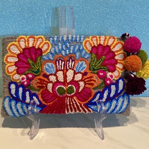 Impresionante cartera de mano grande tejida a mano de colores vivos con lana de alpaca, hecha en Perú, fondo de lana gris con flores de colores, cierre de cremallera y pompones ENVÍO GRATIS