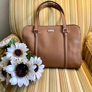 Bolso grande de cuero vintage Kate Spade para trabajo o viaje, color marrón camello intenso, usado, muy limpio, interior en blanco y negro, para computadora portátil, muchos bolsillos, envío gratuito.