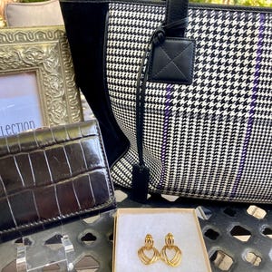 Mi colección HL "Classic Vintage" ~ Pendientes Monet de los años 80, billetera triple de cuero negro de Wilson, bolso de mano Houndstooth negro de Lauren Ralph Lauren.
