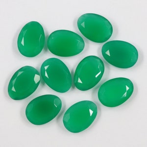 Może przedstawiać: Dziesięć zielonych, owalnych kamieni szlachetnych z fasetowanymi krawędziami.