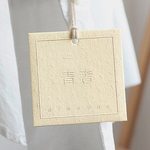 100/200/500 aangepaste in reliëf gemaakte hang-tags, in reliëf gemaakte tags voor kleding, gepersonaliseerde merktag, swing-tags, cadeau-tag, dank u-tag, bruiloft gunst-tag