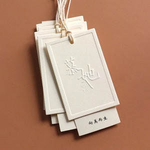 Etiquetas colgantes gruesas personalizadas, 1000 Uds., etiquetas de precios, etiquetas colgantes para ropa, logotipo personalizado, etiquetas colgantes dobles, embalaje de ropa, etiquetas colgantes oscilantes