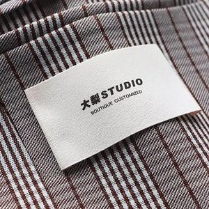 500枚のカスタム衣類縫製ラベル、8 x 5 cmの縫製ラベル、カスタム衣類ラベル、肌に優しい生地の縫い付けラベル、カスタムラベル