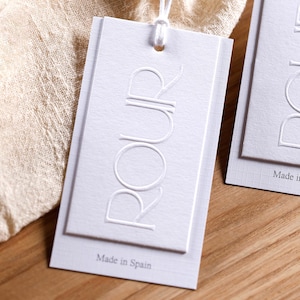 Etiquetas de balanço brancas Logotipo personalizado 500 peças Etiquetas de pendurar roupas brancas Etiquetas de preço Etiquetas em camadas Etiquetas de pendurar duplas Etiquetas de pendurar brancas Etiquetas de pendurar roupas