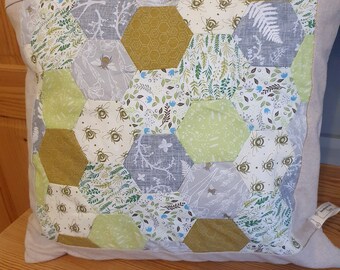 Coussin patchwork d’abeille