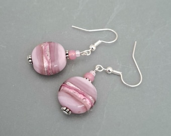 Boucles d'oreilles pièce de monnaie en verre rose foncé avec jolies rayures - Bijoux de Cornouailles faits main - Fabriqués en Cornouailles