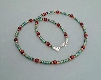 Collier en perles de rocaille vert olive et bois - Fabriqué en Cornouailles - Bijou de plage artisanal des Cornouailles