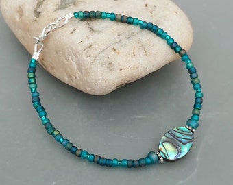 Bracelet en coquillages Paua abalone - bijoux faits main en perles de rocaille vert de mer - bracelet surf vert de mer - fabriqué en Cornouailles - bijoux de Cornouailles