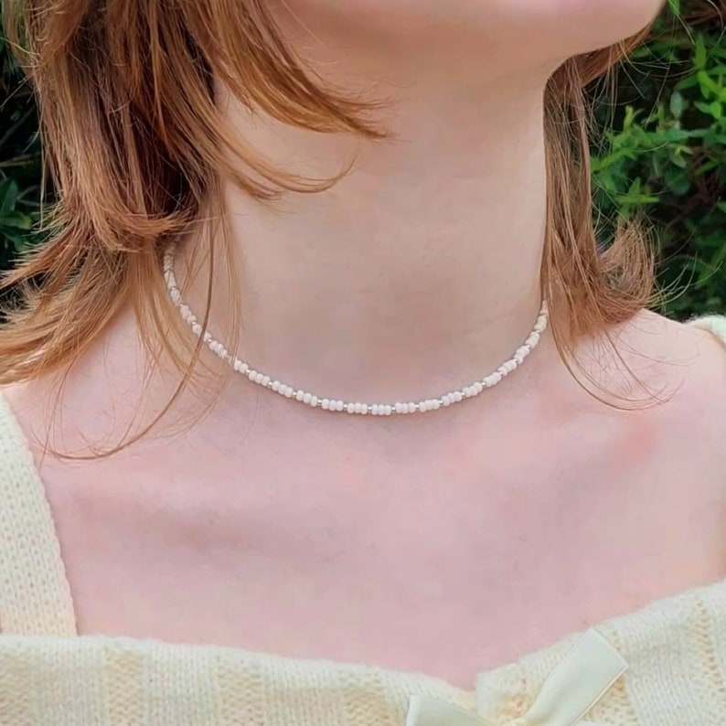 Collier blanc de perles de rocaille en or ou en argent - Bijoux surf de Cornouailles faits main - Fabriqué en Cornouailles image 4