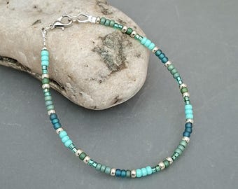 Bracelet de plage avec perles de rocaille vert d'eau, finition argent ou or - Bijoux de Cornouailles faits main