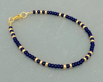Bracelet de perles bleu marine - Bijoux en perles de rocaille bleu marine faits main - Bracelet argent/or bleu marine - Fabriqué en Cornouailles - Bijoux de Cornouailles