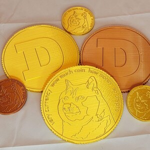Puede incluir: Cinco monedas de oro y marrón con temática de Doge con varios diseños. Las monedas presentan el meme Doge, la letra "D" y el texto "wow much coin how many doge?" y "very currency so crypto".