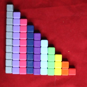 Zestaw 11 kostek matematycznych z darmowym bonusem w postaci szablonu wykresu kołowego - Materiały matematyczne Montessori - Klocki liczbowe - Kolorowe klocki matematyczne - Klocki stu