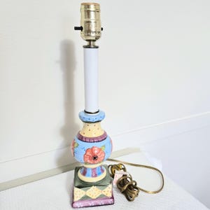 Lámpara de mesa Linens & Things, cerámica pintada a mano, colorida, 37 cm (14,5 pulgadas).