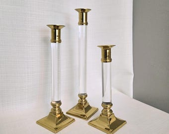 Juego de 3 portavelas cónicos vintage de latón y lucita de diferentes alturas, estilo MCM.