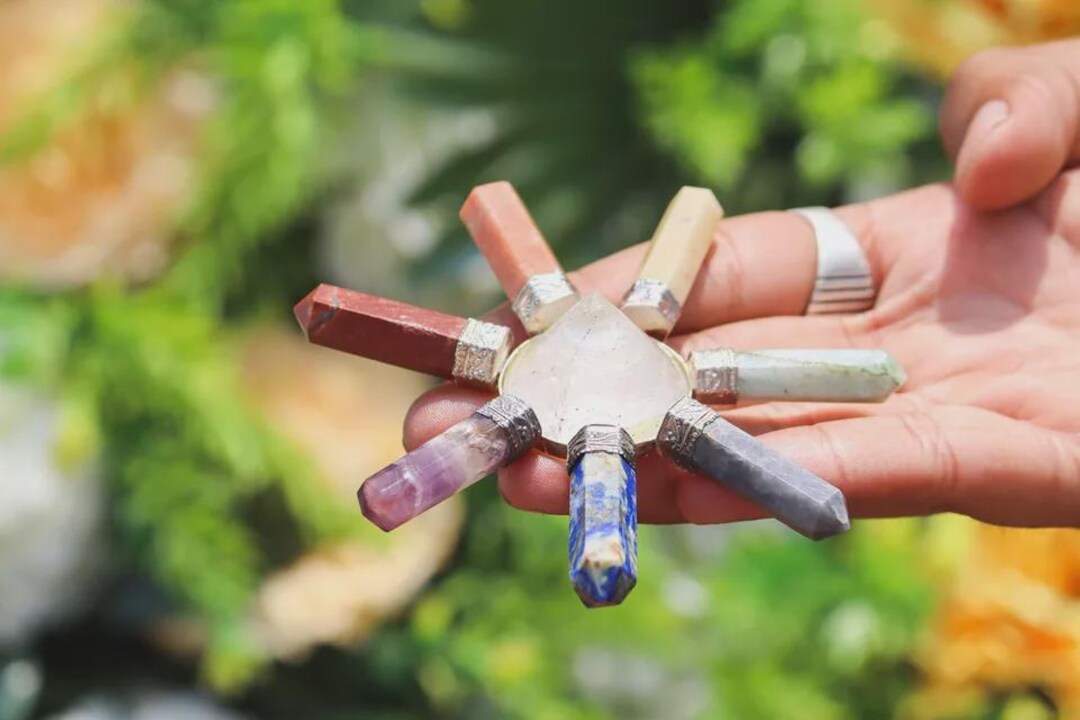 7 Chakra Assorted Crystal Energy Generator With Clear Quartz Center ...