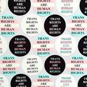 Ronde stickers van 37 mm/1,5 inch - LGBTQ+ handgemaakte vinylstickers Trans Rights Are Human Rights