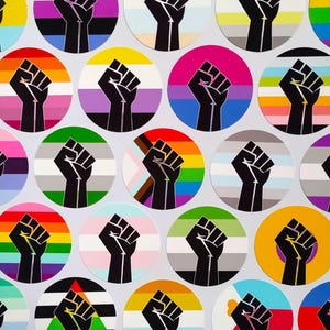 Cirkelstickers van 37 mm/1,5 inch - LGBTQ+ handgemaakte vinylstickers met verhoogde vuist Activist Pride-vlag